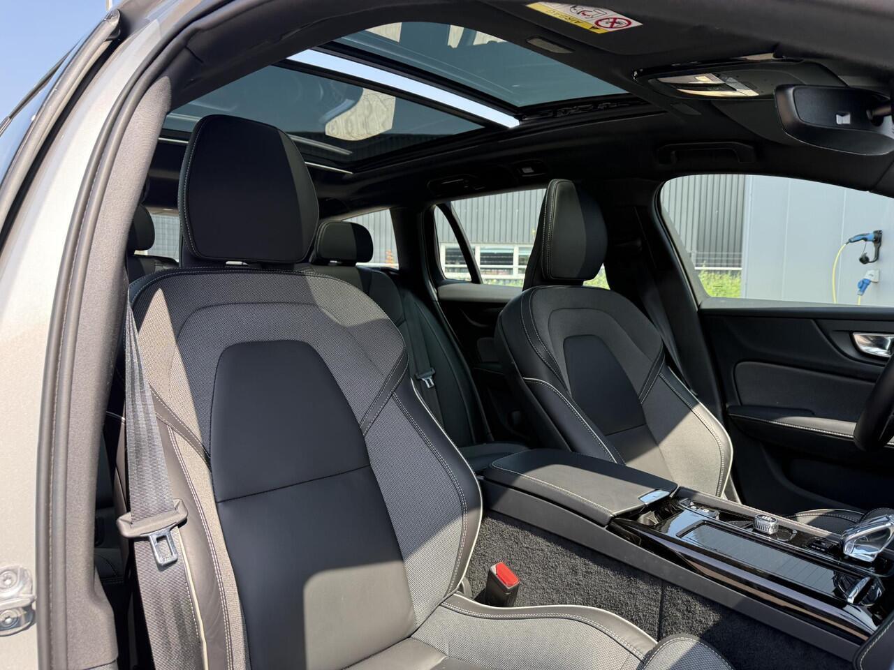 Volvo V60 T6 Automaat Recharge Plus Dark | Panoramadak met schuif-/kantelfunctie | Trekhaak | Premium audio by Harman Kardon | 360 Graden Camera | Verwarmde Voorstoelen En Achterbank | Verwarmbare Voorruit