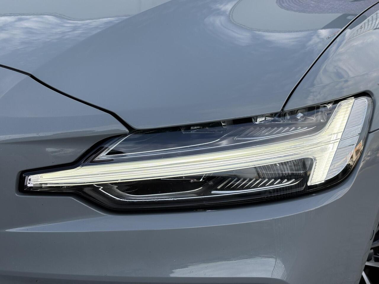 Volvo V60 2.0 T6 Plug-in hybrid AWD Plus Dark | 360° Camera | Stoel en stuurverwarming | Trekhaak | Adaptieve cruise control | Harman/Kardon audio | BLIS dodehoekdetectie |