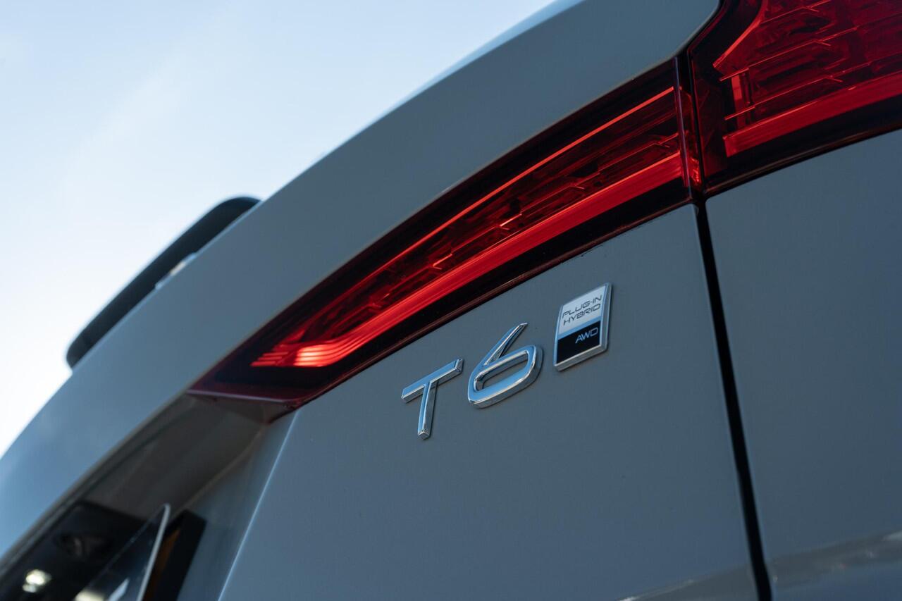 Volvo V60 2.0 T6 Plug-in hybrid AWD Plus Dark | Sportstoelen | Elektrisch inklapbare Trekhaak | Harman Kardon Audio | 360 Camera | Electrisch Verstelbare Stoelen |