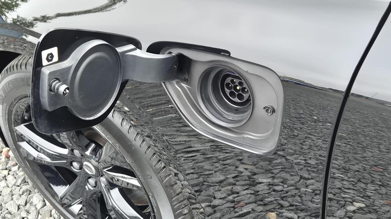 Volvo V60 2.0 T6 Black Edition Recharge AWD Winter Pack - Wegklapbare Trekhaak - Elektrisch bedienbare bestuurder stoel met memory