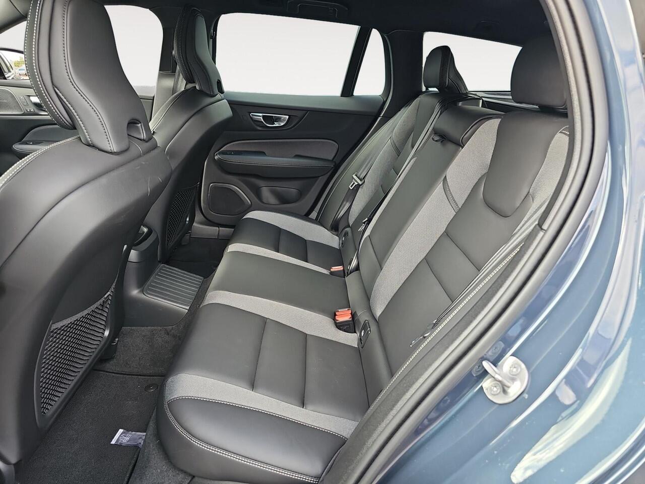 Volvo V60 2.0 T6 Plug-in hybrid AWD Plus Dark | Sportstoelen | Harman/Kardon | Trekhaak | 360 graden camera |