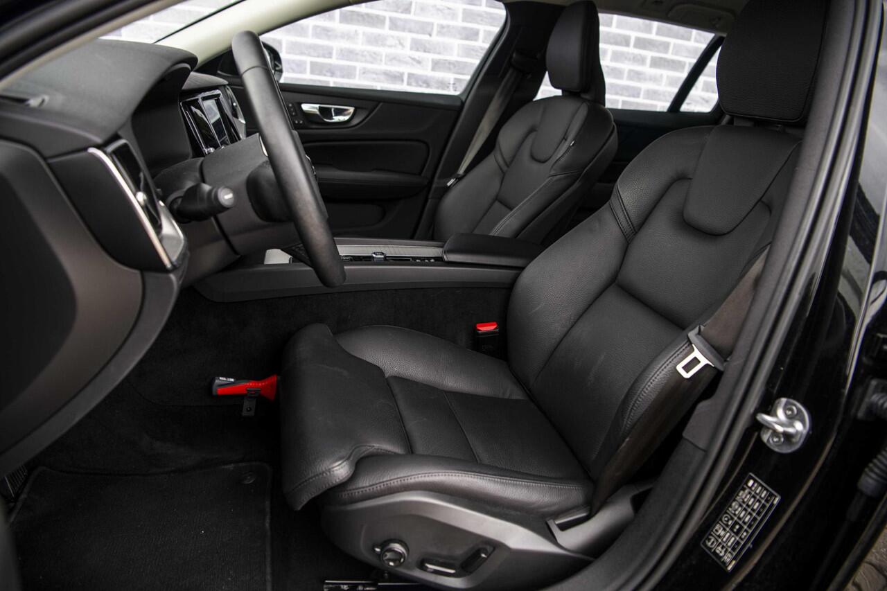 Volvo V60 2.0 B3 Plus Bright | Trekhaak | Adaptieve Cruise Control | Google Navigatie | Lederen bekleding | Stoel- en stuurverwarming | Elektrisch verstalbare voorstoelen |