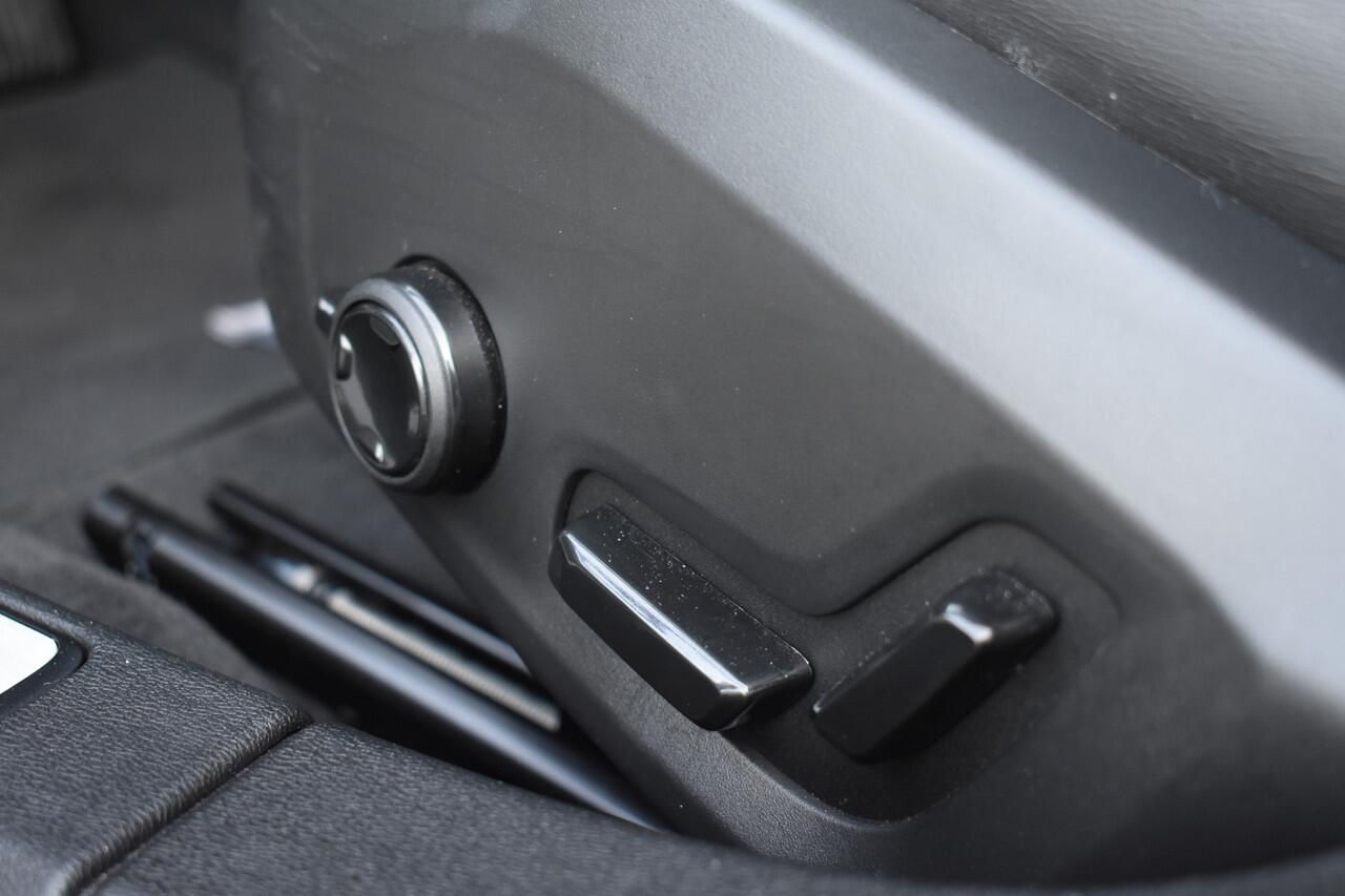 Volvo V60 T6 350PK Plug-in hybrid AWD Plus Dark | Trekhaak | 360 Camera | Harman/Kardon |