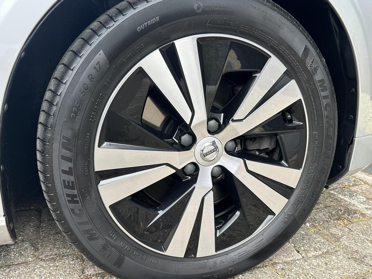 Volvo V60 2.0 B3 Momentum Advantage Adaptive Cruise / BLIS Dode hoek waarschuwing / Leer / verw. voorstoelen en stuurwiel / park assist V+A(-camera) / verw. voorruit / draadloos opladen telefoon