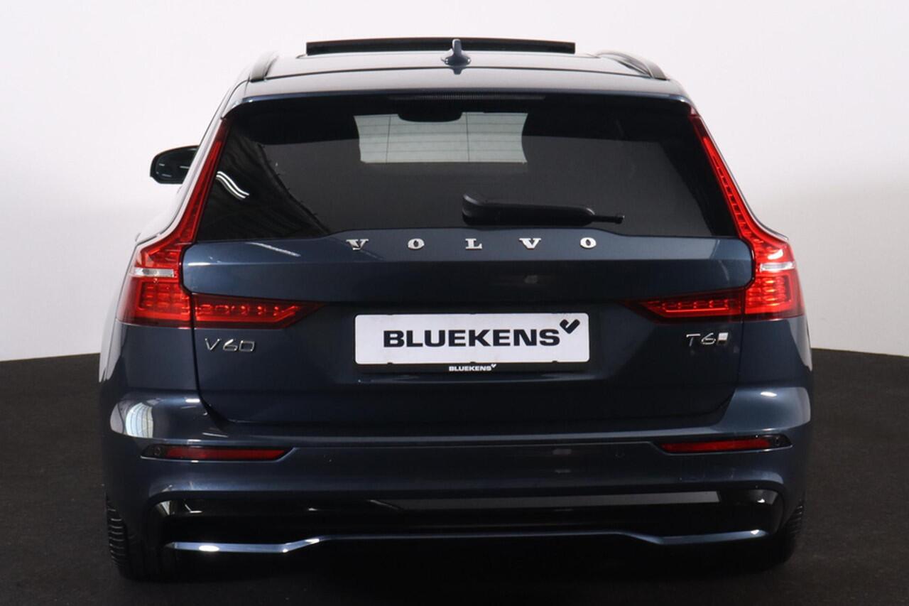 Volvo V60 T6 Recharge AWD Plus Dark - Panorama/schuifdak - IntelliSafe Assist & Surround - 360º Camera - Harman/Kardon audio - Adaptieve LED koplampen - Verwarmde voorstoelen, stuur & achterbank - Parkeersensoren voor & achter - Elektr. bedienb. voorstoelen met geh