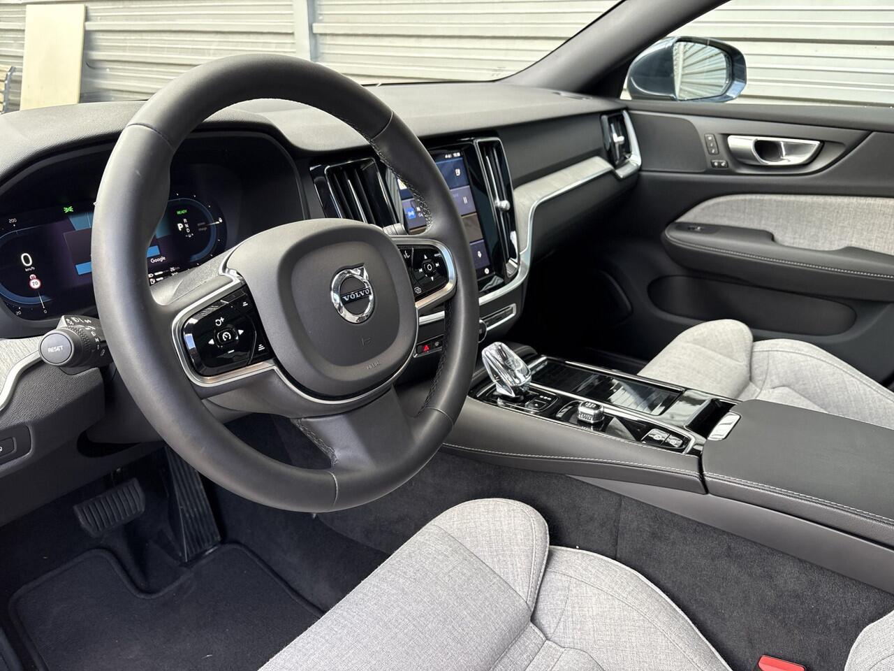 Volvo V60 T6 350PK Automaat Recharge AWD Plus Bright | ACC | Panoramadak | 360 camera | Stuurverwarming | 19"LMV | Elektr. stoel