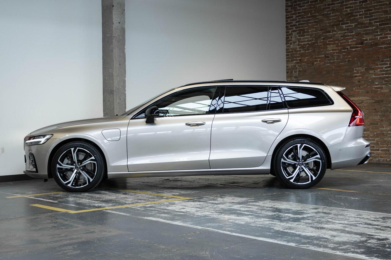 Volvo V60 2.0 T6 Plug-in hybrid AWD Plus Dark | Direct Leverbaar | Head-Up Display | 360º Camera | 19" Lichtmetalen Wielen | Premium Audio by Harman Kardon | Nappa Lederen Contourstoelen |