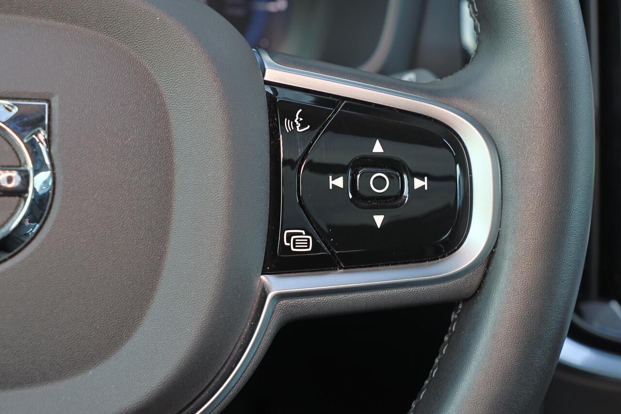 Volvo V60 T6 Recharge AWD Plus Dark - Panorama/schuifdak - IntelliSafe Assist & Surround - 360º Camera - Harman/Kardon audio - Adaptieve LED koplampen - Verwarmde voorstoelen, stuur & achterbank - Parkeersensoren voor & achter - Elektr. bedienb. voorstoelen met geh