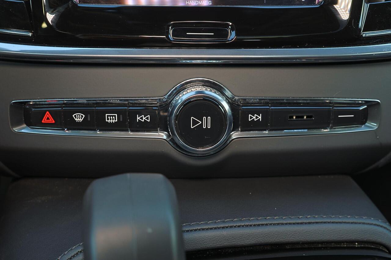 Volvo V90 T8 Recharge AWD Ultra Dark - Panorama/schuifdak - IntelliSafe Assist & Surround - 360º Camera - Harman/Kardon audio - Adaptieve LED koplampen - Verwarmde voorstoelen, stuur & achterbank - Parkeersensoren voor & achter - Elektr. bedienb. voorstoelen met ge