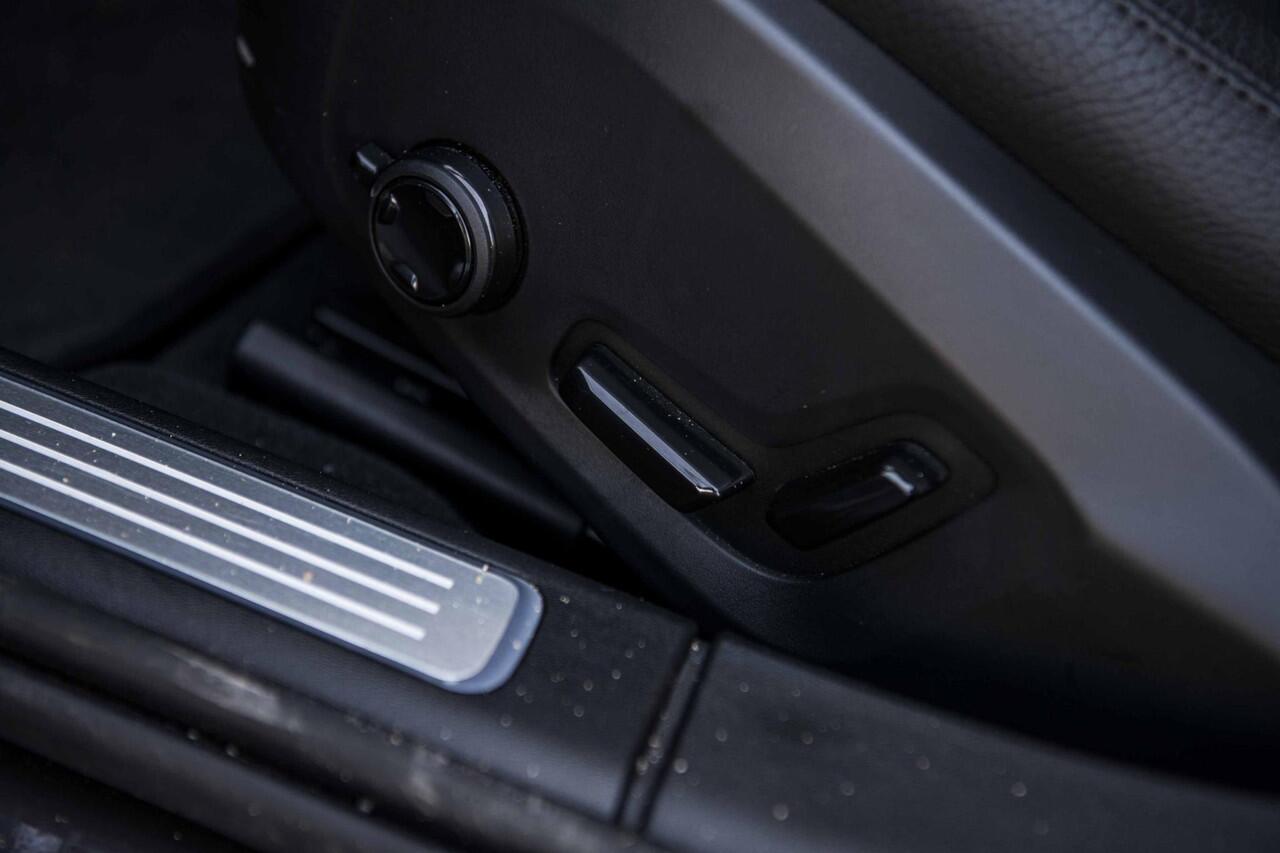 Volvo V90 2.0 T8 Plug-in hybrid AWD Ultra Dark | Trekhaak | Panoramadak | 360 Camera | Gelaagd Glas | Stoel en Stuurverwarming | Head Up Display | Leder Dashboard |