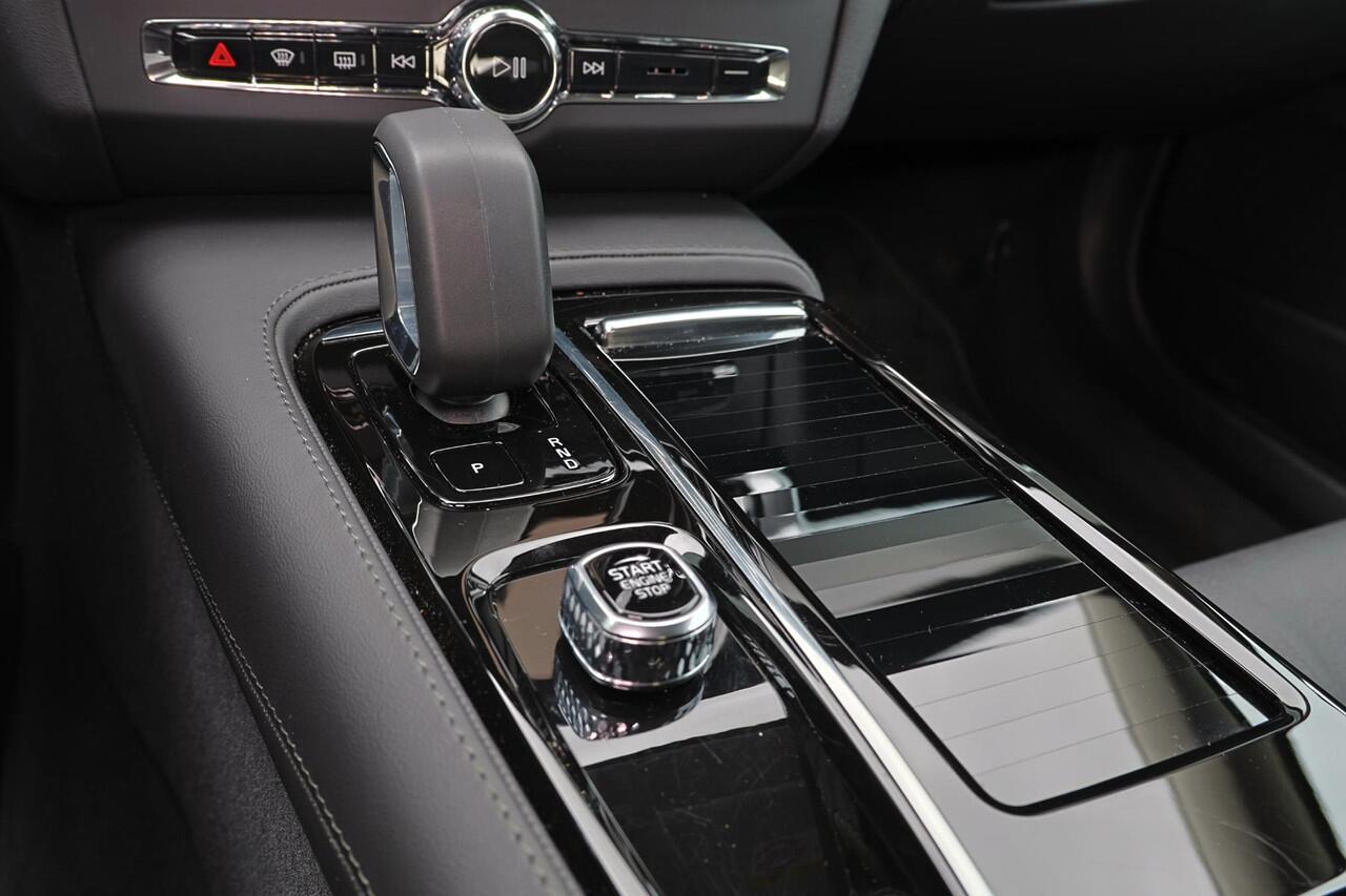 Volvo V90 T6 Recharge AWD Plus Dark - IntelliSafe Assist & Surround - 360º Camera - Harman/Kardon audio - Adaptieve LED koplampen - Verwarmde voorstoelen, stuur & achterbank - Parkeersensoren voor & achter - Elektr. bedienb. voorstoelen met geheugen - Extra getint 