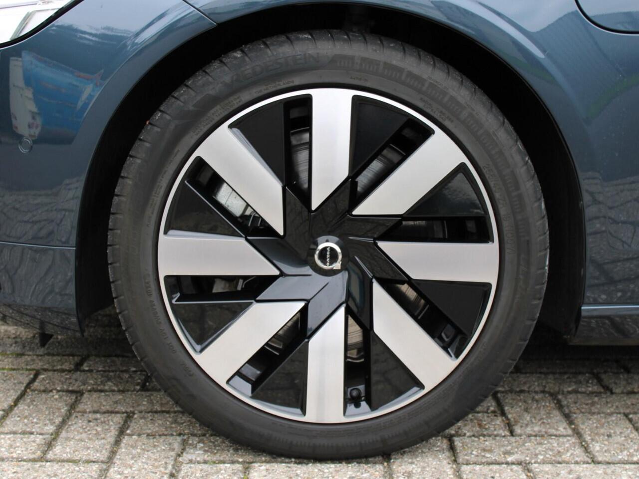 Volvo V90 T6 Plug-in hybrid AWD Ultimate Dark Automaat / Panoramadak / 360 graden camera / Volvo Alarm / Massagefunctie voorstoelen / 20" velgen