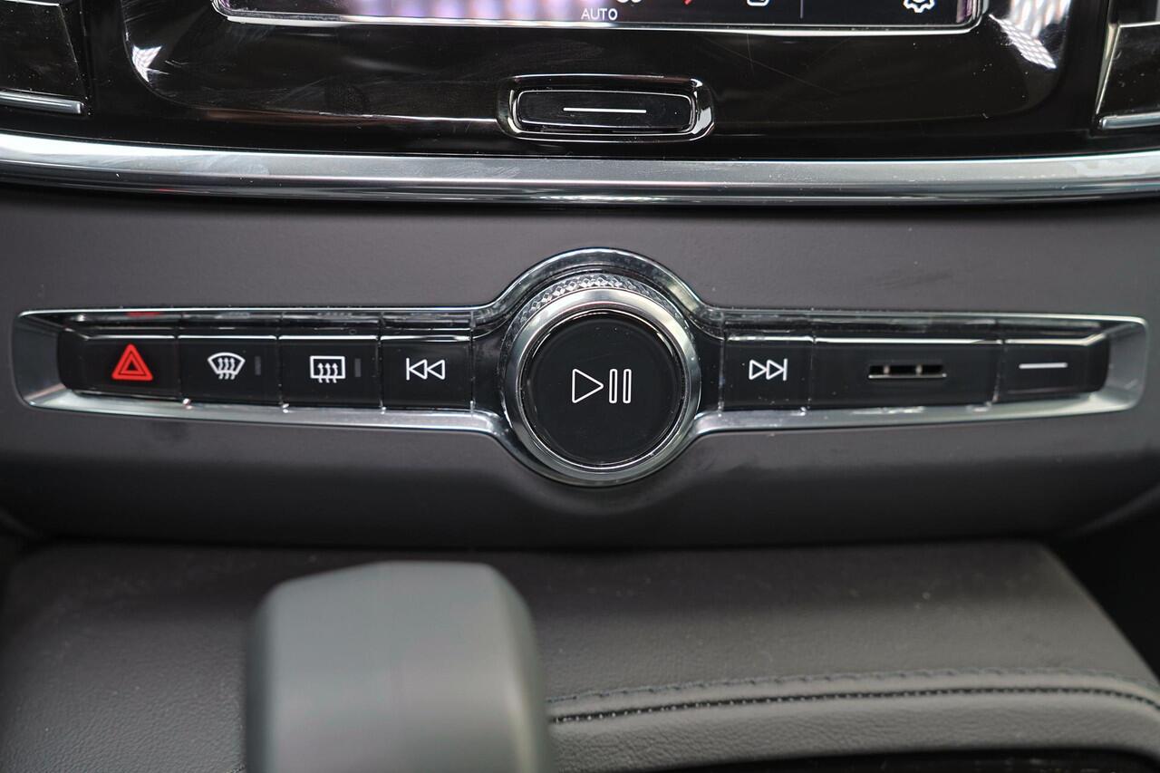 Volvo V90 T8 Recharge AWD Ultra Dark - Luchtvering - Panorama/schuifdak - IntelliSafe Assist & Surround - 360º Camera - Harman/Kardon audio - Adaptieve LED koplampen - Verwarmde voorstoelen, stuur & achterbank - Parkeersensoren voor & achter - Elektr. bedienb. voor