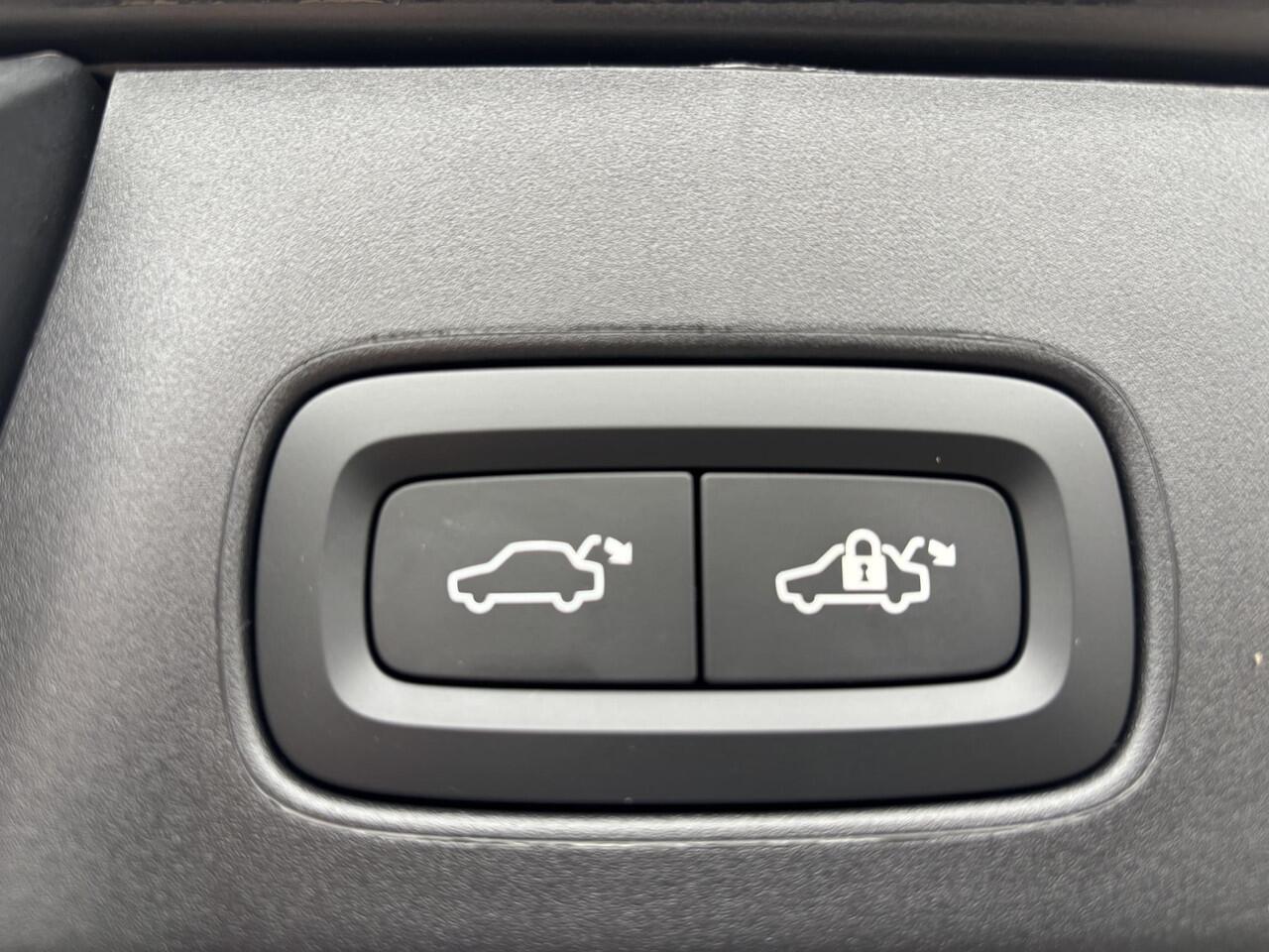 Volvo V90 T6 AWD Recharge Plus Dark / Panoramisch Dak / Luchtvering / 20" / 360 camera / Alarm