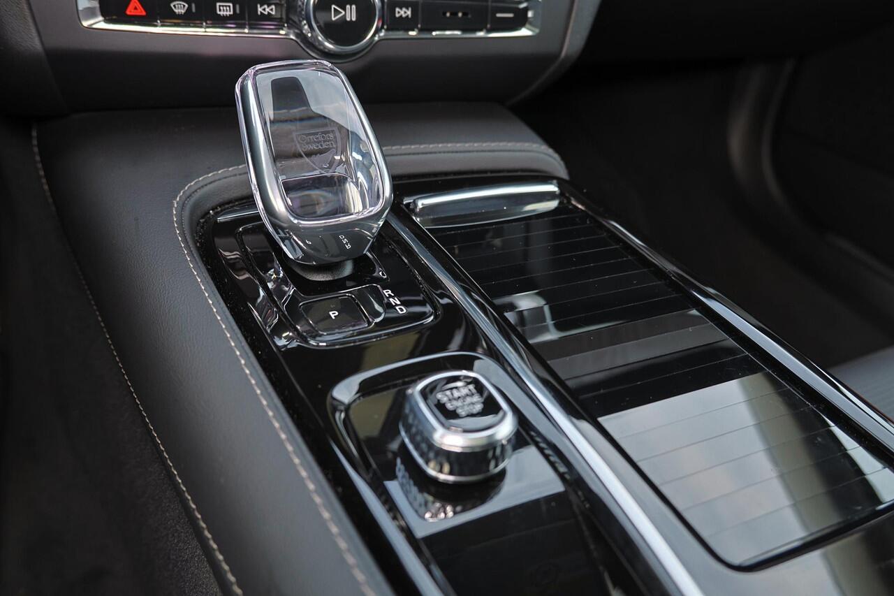 Volvo V90 T8 Recharge AWD Ultra Dark - Panorama/schuifdak - IntelliSafe Assist & Surround - 360º Camera - Harman/Kardon audio - Adaptieve LED koplampen - Verwarmde voorstoelen, stuur & achterbank - Parkeersensoren voor & achter - Elektr. bedienb. voorstoelen met ge