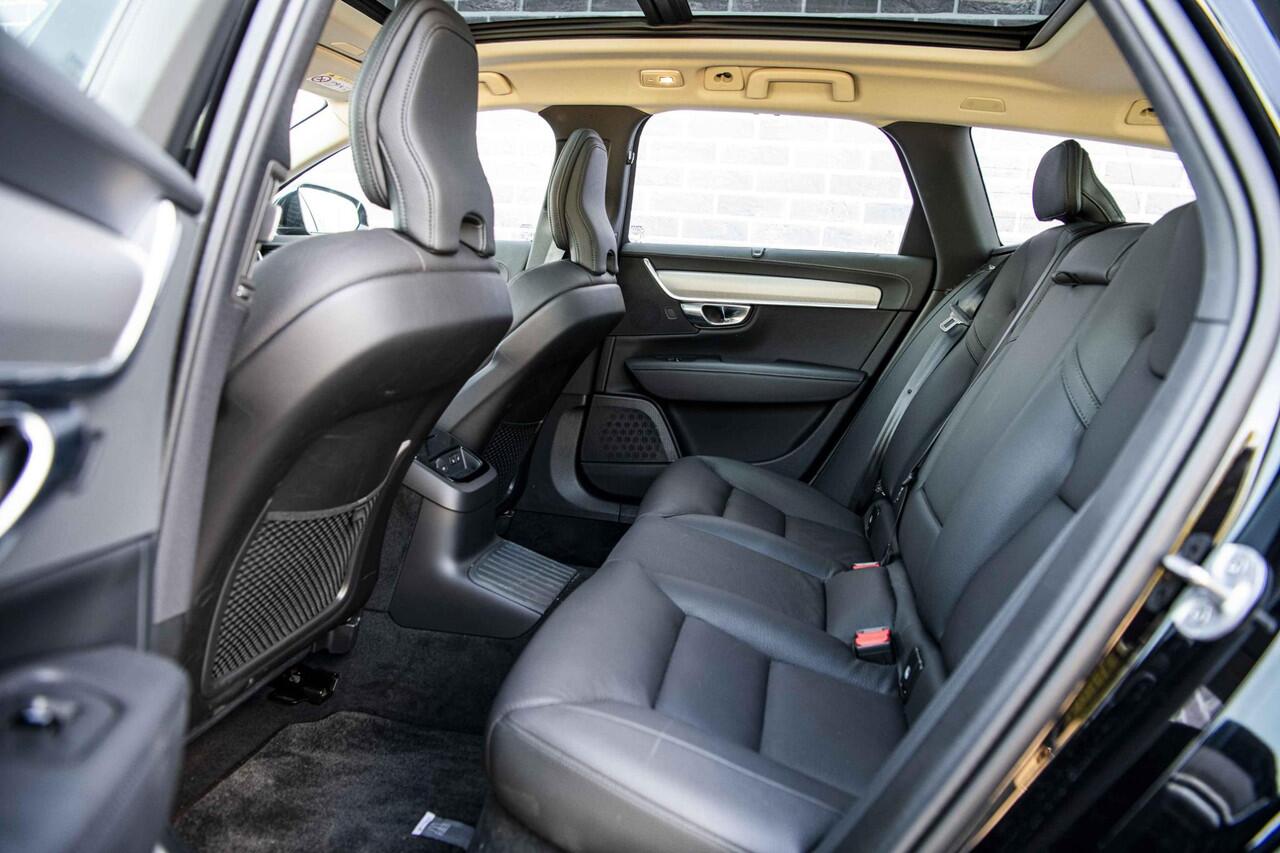 Volvo V90 2.0 T8 Plug-in hybrid AWD Ultra Dark | Trekhaak | Panoramadak | 360 Camera | Gelaagd Glas | Stoel en Stuurverwarming | Head Up Display | Leder Dashboard |