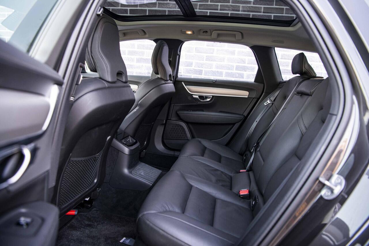 Volvo V90 2.0 T8 Plug-in hybrid AWD Ultra Dark | Trekhaak | Panoramadak | 360 Camera | Gelaagd Glas | Stoel en Stuurverwarming | Head Up Display | Leder Dashboard |