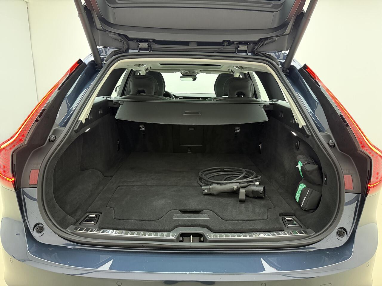 Volvo V90 T6 350pk AWD Ultra Dark / Dubbel glas / 19'' + All Season / Trekhaak / head-Up / Lederen Dashboard / Stoel + Stuurw. Verwarming / Full-LED / 360 Camera / Keyless /