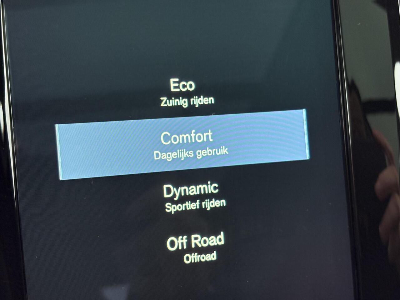 Volvo V90 Cross Country 2.0 B5 AWD Pro | Trekhaak | Schuif/kantel panoramadak | 360° Camera | Memory | Stoel/stuurverwarming | Intellisafe surround | BLIS | extra getint glas |