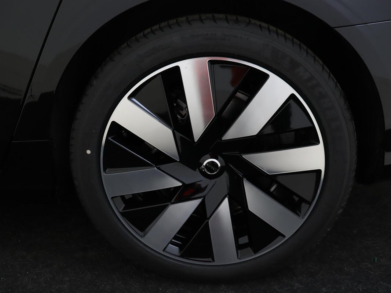 Volvo V90 T6 Plug-in hybrid AWD Ultra Dark | Head-up display | Panoramadak | Harman Kardon premium audio | Semi elektrische wegklapbare trekhaak | 360° parkeercamera | Stoelverwarming | Parkeersensoren voor + achter | Gelamineerde zijruiten | Stuurwielverwarming