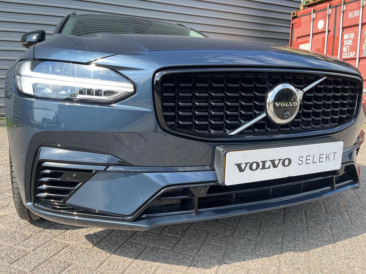Volvo V90 T6 Plug-in hybrid AWD Ultra Dark / 360 Camera / Head-Up / Schuif/kanteldak / Trekhaak / Blis /