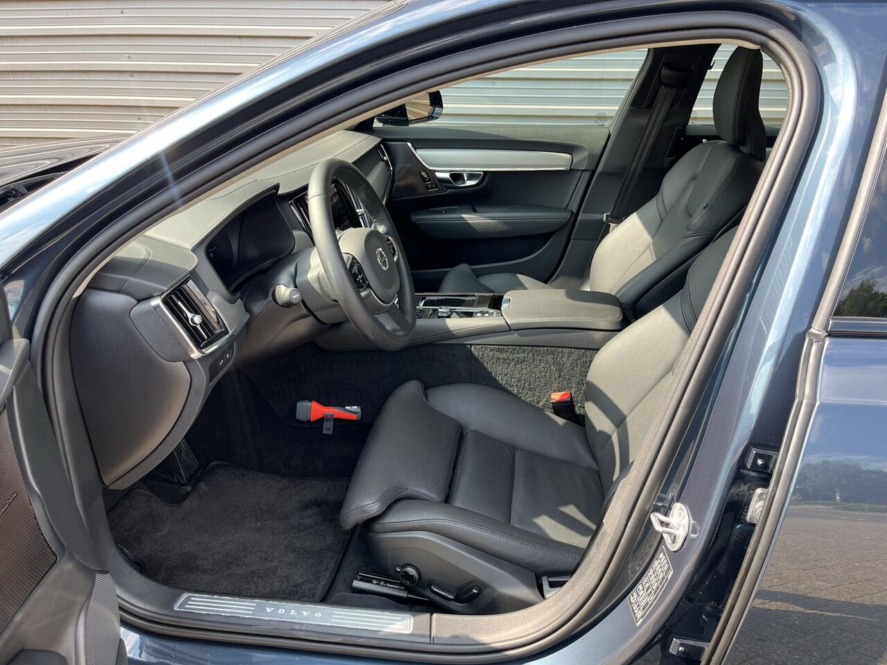 Volvo V90 T6 Plug-in hybrid AWD Ultra Dark / 360 Camera / Head-Up / Schuif/kanteldak / Trekhaak / Blis /