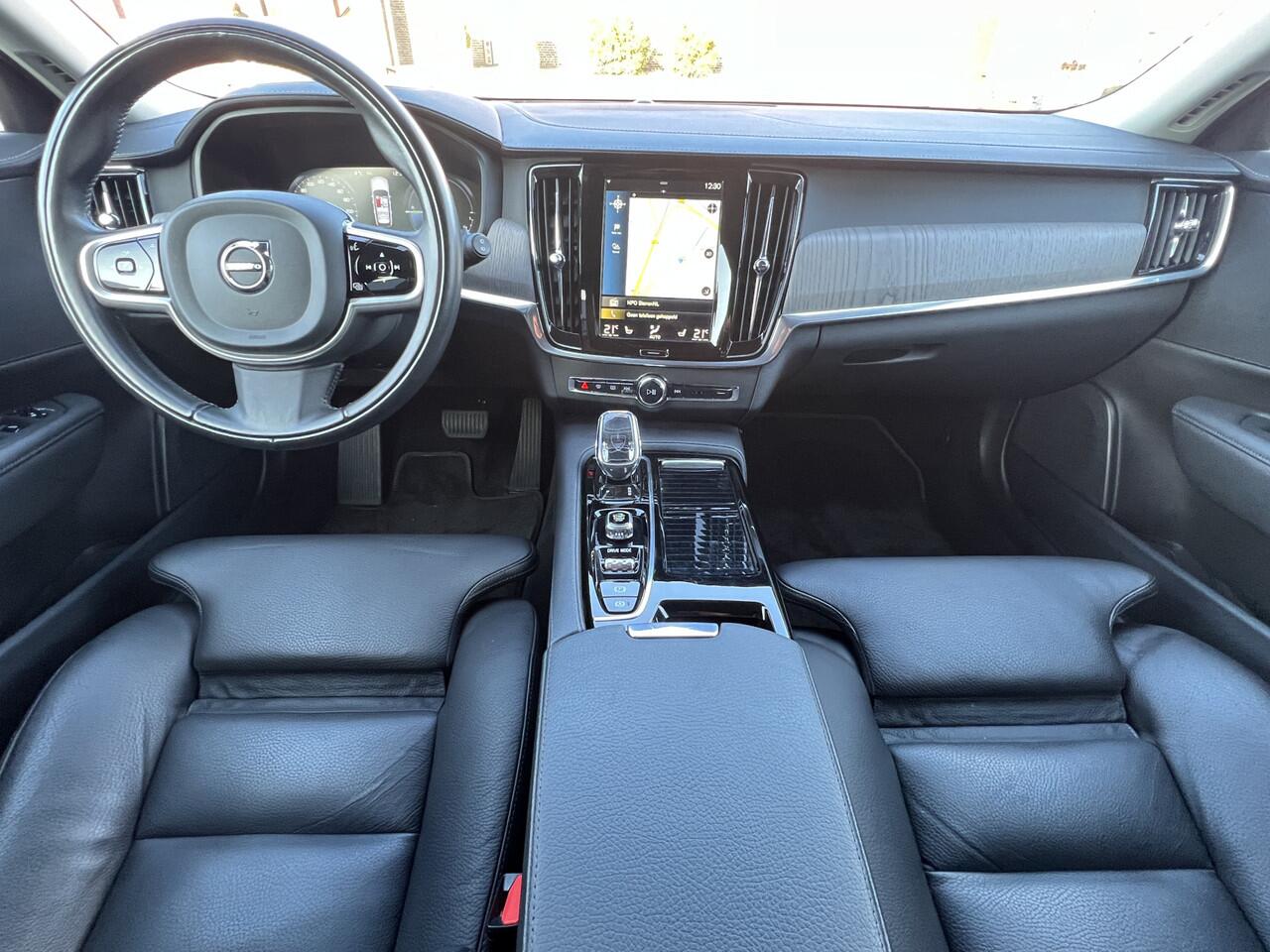 Volvo V90 2.0 T6 Recharge 340 pk AWD Inscription Trekhaak Camera Parkeersensoren Navi Leer Stoelverwarming Elek Stoelen ACC Pilot Assist 19 Inch Extra Getint Glas Blis Plug in Hybride Pine Grey Metallic