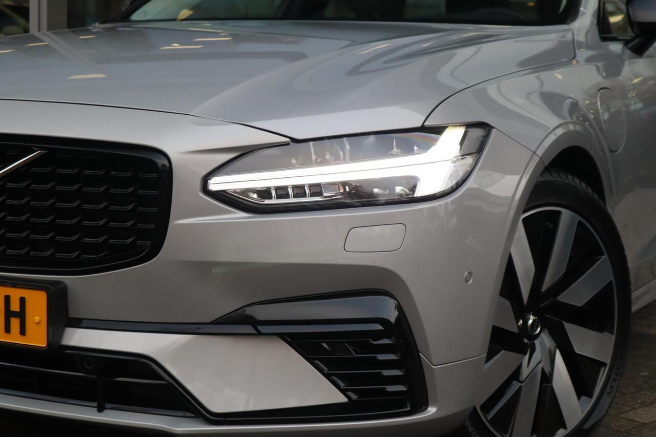 Volvo V90 2.0 T8 Plug-in hybrid AWD Ultra Dark | Head-up Display| Gelaagde zijruiten| 360* Camera| Semi-elektrisch inklapbare trekhaak|
