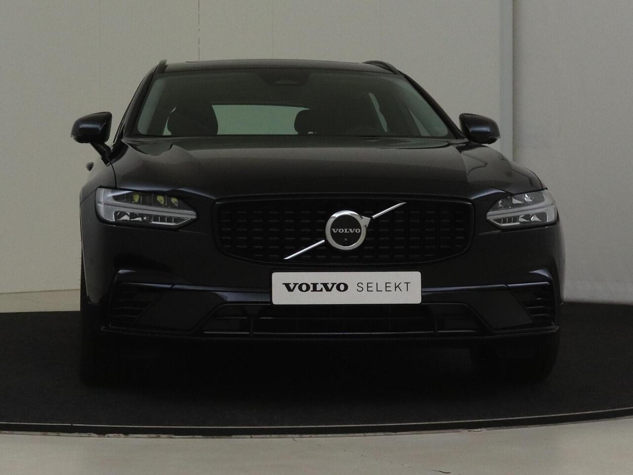Volvo V90 T6 Plug-in hybrid AWD Ultra Dark | Head-up display | Panoramadak | Harman Kardon premium audio | Semi elektrische wegklapbare trekhaak | 360° parkeercamera | Stoelverwarming | Parkeersensoren voor + achter | Gelamineerde zijruiten | Stuurwielverwarming