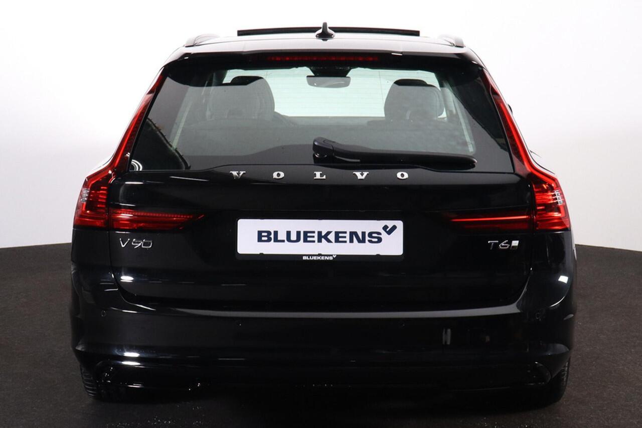Volvo V90 T6 Recharge AWD Ultra Dark - Luchtvering - Panorama/schuifdak - IntelliSafe Assist & Surround - 360º Camera - Harman/Kardon audio - Adaptieve LED koplampen - Verwarmde voorstoelen, stuur & achterbank - Parkeersensoren voor & achter - Elektr. bedienb. voor
