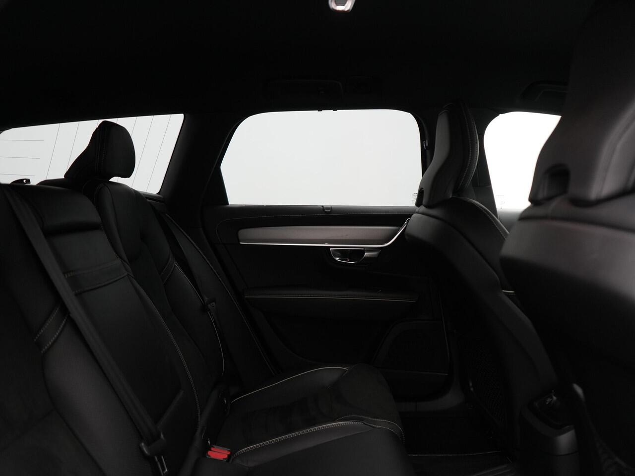 Volvo V90 T8 AWD R-Design Plug In Hybrid 394pk Dealer O.H. PHEV | Adaptive Cruise | 360 Camera | Black Optic | Alcantara Sportstoelen Memory & Verwarmd | Apple Carplay | Keyless | Blis | Virtual | Navigatie | 19"L.M |