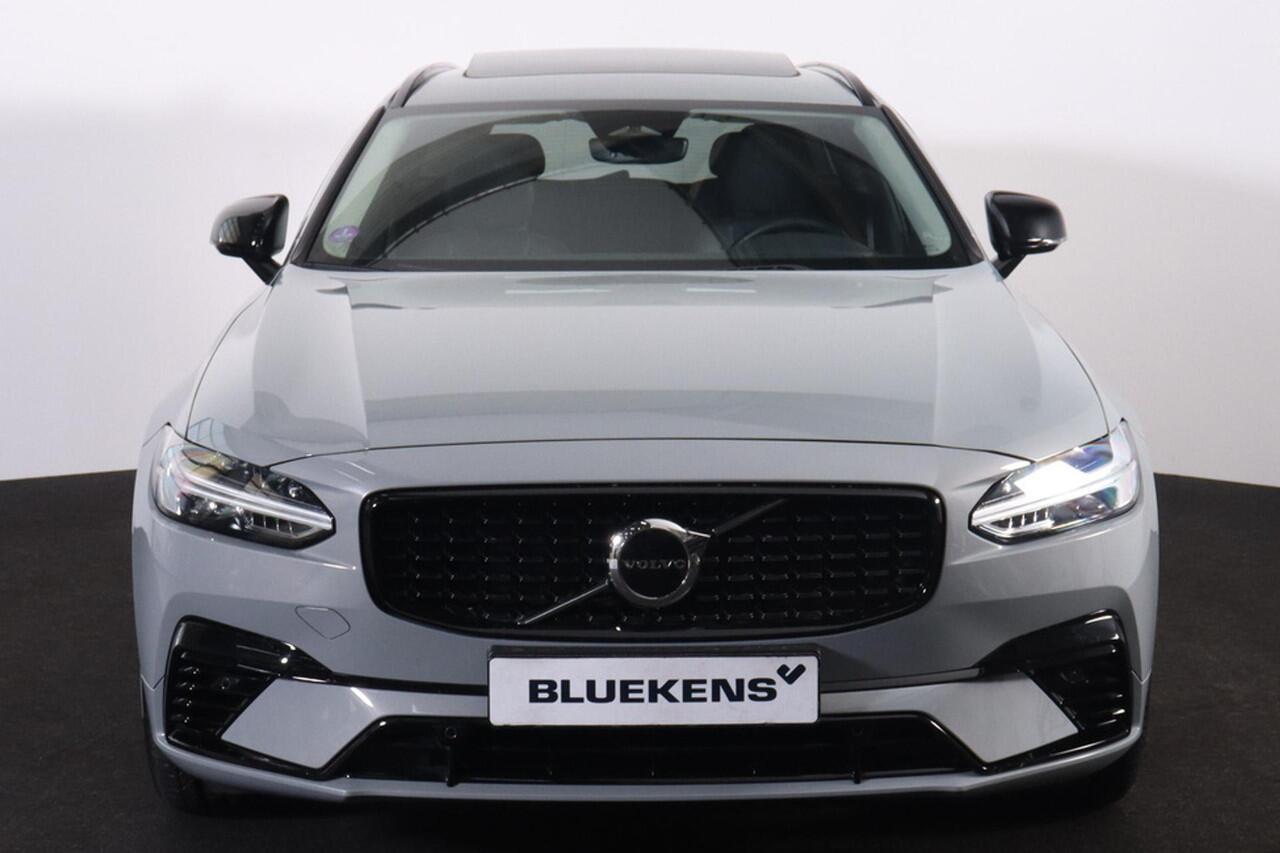 Volvo V90 T6 Recharge AWD Plus Dark - Luchtvering - Panorama/schuifdak - IntelliSafe Assist & Surround - Harman/Kardon audio - Parkeercamera achter - Verwarmde voorstoelen, stuur & achterbank - Parkeersensoren voor & achter - Elektr. bedienb. voorstoelen met geheug