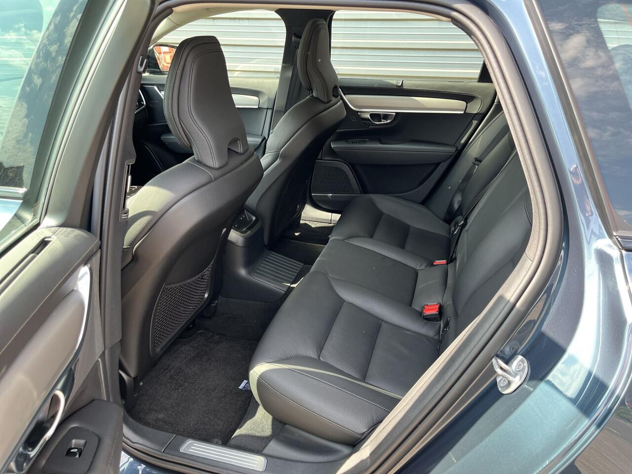 Volvo V90 T6 Plug-in hybrid AWD Ultra Dark / 360 Camera / Head-Up / Schuif/kanteldak / Trekhaak / Blis /