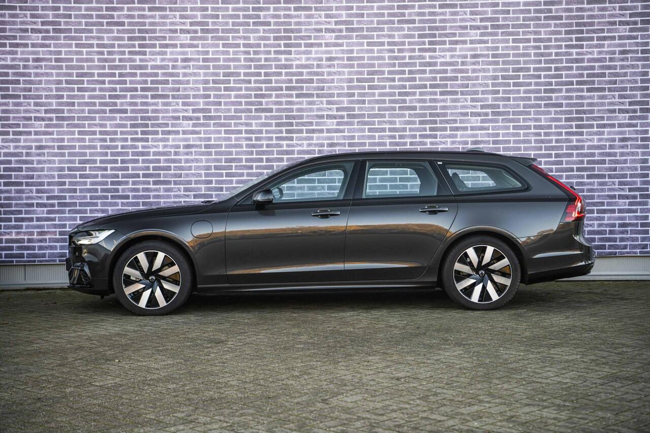 Volvo V90 2.0 T8 Plug-in hybrid AWD Ultra Dark | Trekhaak | Panoramadak | 360 Camera | Gelaagd Glas | Stoel en Stuurverwarming | Head Up Display | Leder Dashboard |