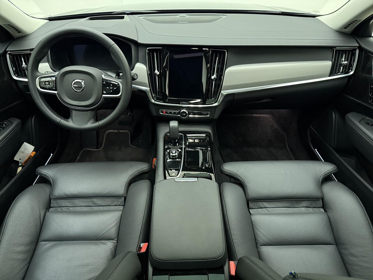 Volvo V90 T6 350pk AWD Ultra Dark / Dubbel glas / 19'' + All Season / Trekhaak / head-Up / Lederen Dashboard / Stoel + Stuurw. Verwarming / Full-LED / 360 Camera / Keyless /