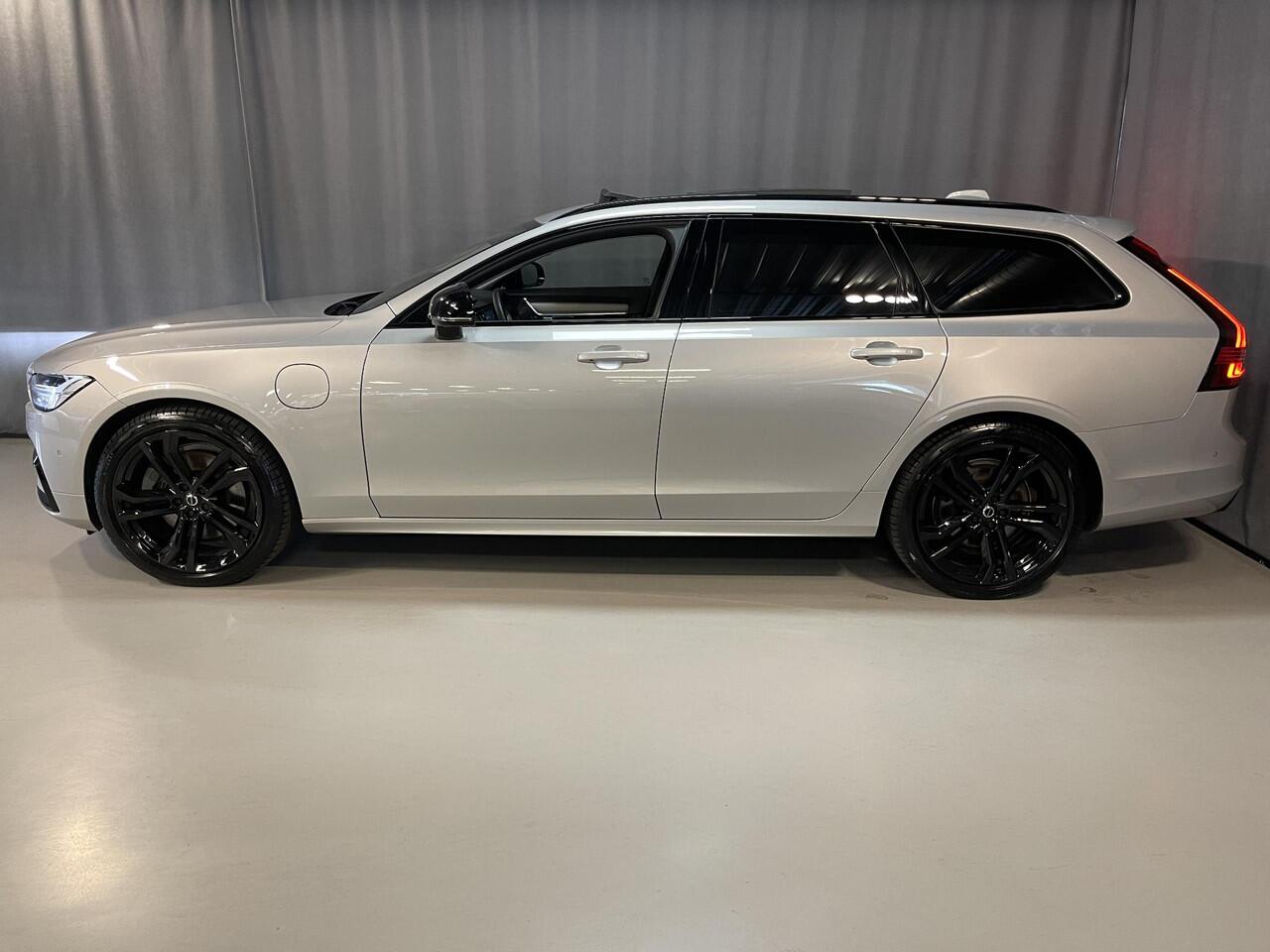 Volvo V90 2.0 T8 Plug-in hybrid AWD Ultimate Dark 20"/Luchtvering/Trekhaak/Panoramadak/Stoelverwarming v+a/360 Camera/Dodehoek/Head-up/DAB/Keyless