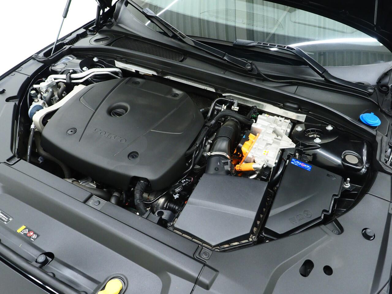 Volvo V90 2.0 T6 Plug-in hybrid AWD Plus Dark Long Range | Pilot Assist | Leder | Harman/Kardon | Trekhaak | Camera | BLIS | Keyless | Carplay