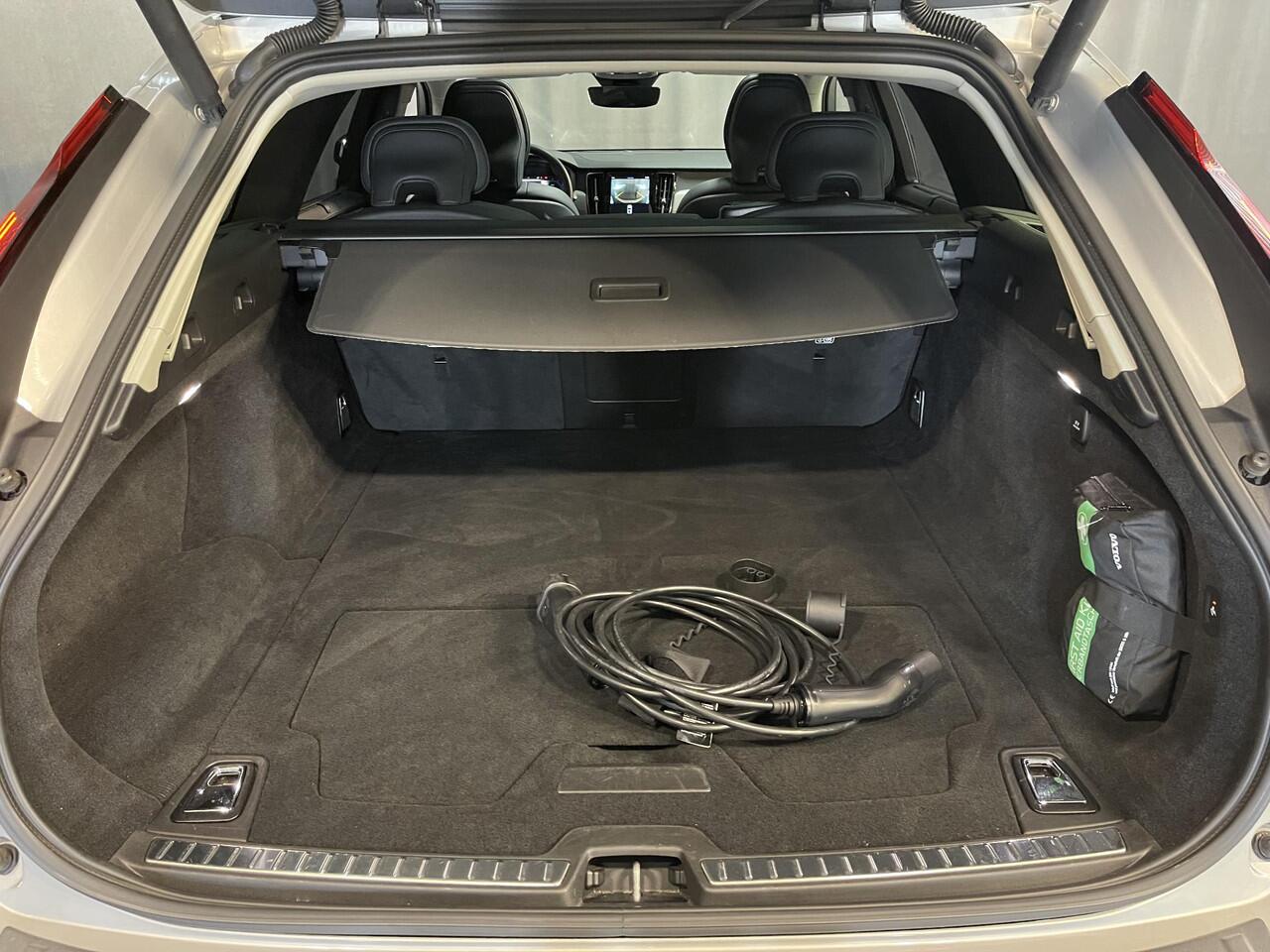 Volvo V90 2.0 T8 Plug-in hybrid AWD Ultimate Dark 20"/Luchtvering/Trekhaak/Panoramadak/Stoelverwarming v+a/360 Camera/Dodehoek/Head-up/DAB/Keyless