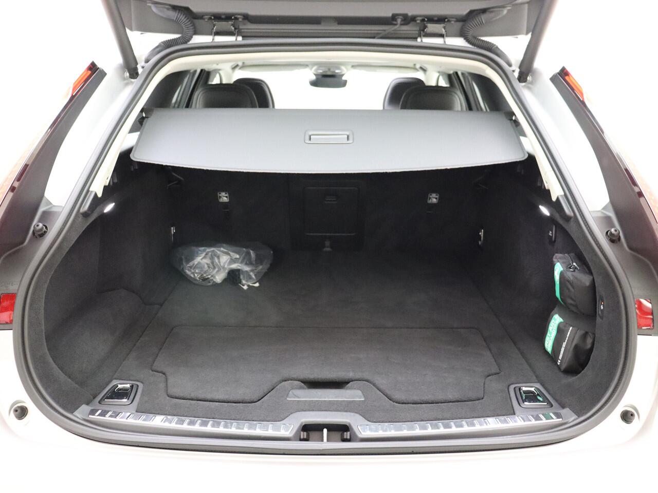 Volvo V90 T6 350pk AWD Ultra Dark / 360 Camera / Head-Up / Schuif/kanteldak / Trekhaak / BLIS / Harman&Kardon / Elektr. Stoelen / Full-LED / Lederen Dashboard /