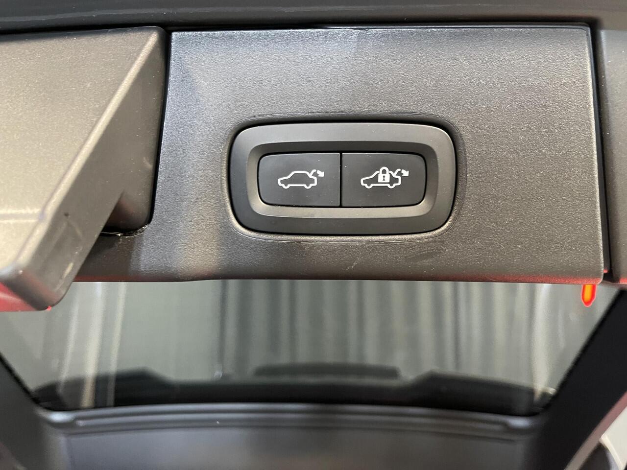 Volvo V90 2.0 T8 Plug-in hybrid AWD Ultimate Dark 20"/Luchtvering/Trekhaak/Panoramadak/Stoelverwarming v+a/360 Camera/Dodehoek/Head-up/DAB/Keyless