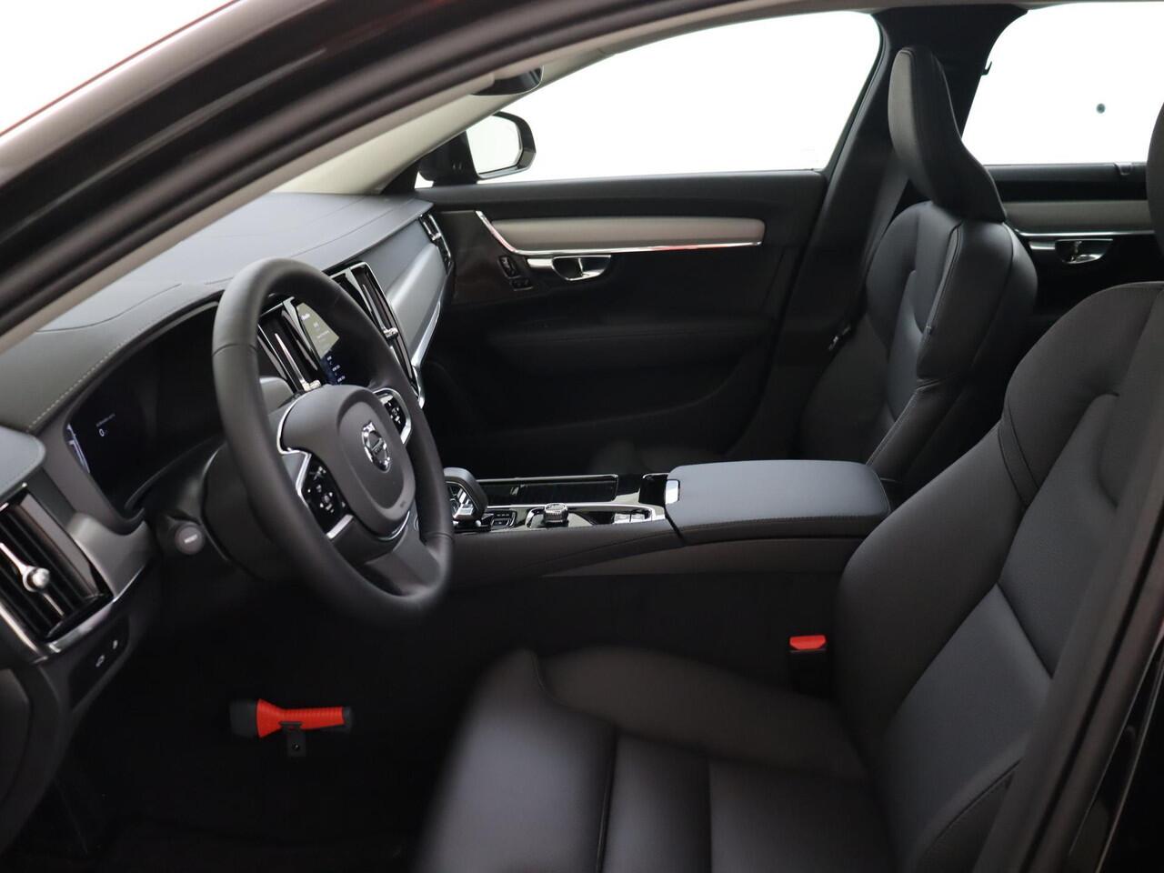 Volvo V90 T6 Plug-in hybrid AWD Ultra Dark | Head-up display | Panoramadak | Harman Kardon premium audio | Semi elektrische wegklapbare trekhaak | 360° parkeercamera | Stoelverwarming | Parkeersensoren voor + achter | Gelamineerde zijruiten | Stuurwielverwarming