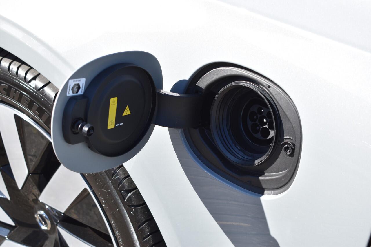 Volvo V90 T8 AWD 455PK Plug-in Hybrid Ultra Bright | HUD | B&W | 360 camera | Stuurverwarming | Panodak | 19"LMV |