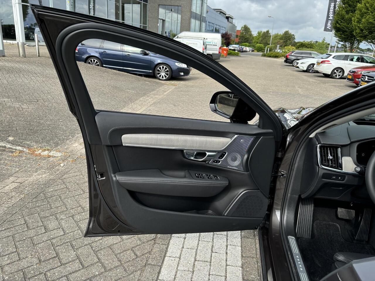 Volvo V90 T8 Plug-in hybrid AWD Ultra Executive Edition | Modeljaar 2026 | Privacy Glas | Bowers & Wilkins | Luchtvering | Massagestoelen |