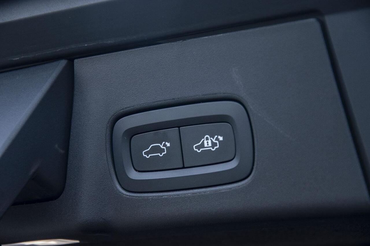 Volvo V90 2.0 T8 AWD R-DESIGN / B & W / PANO / LUCHTVERING