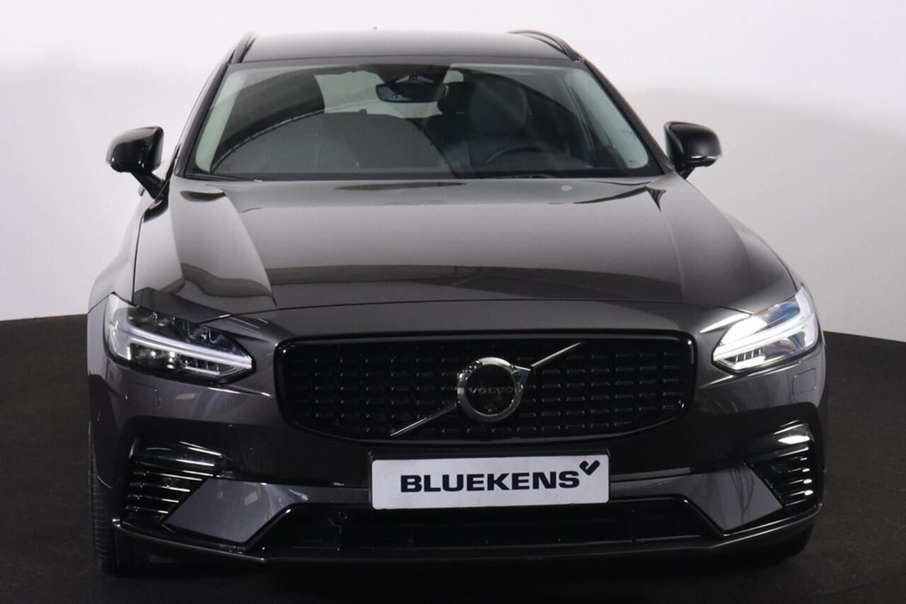 Volvo V90 T6 Recharge AWD Plus Dark - IntelliSafe Assist & Surround - 360º Camera - Harman/Kardon audio - Adaptieve LED koplampen - Verwarmde voorstoelen, stuur & achterbank - Parkeersensoren voor & achter - Elektr. bedienb. voorstoelen met geheugen - Extra getint 