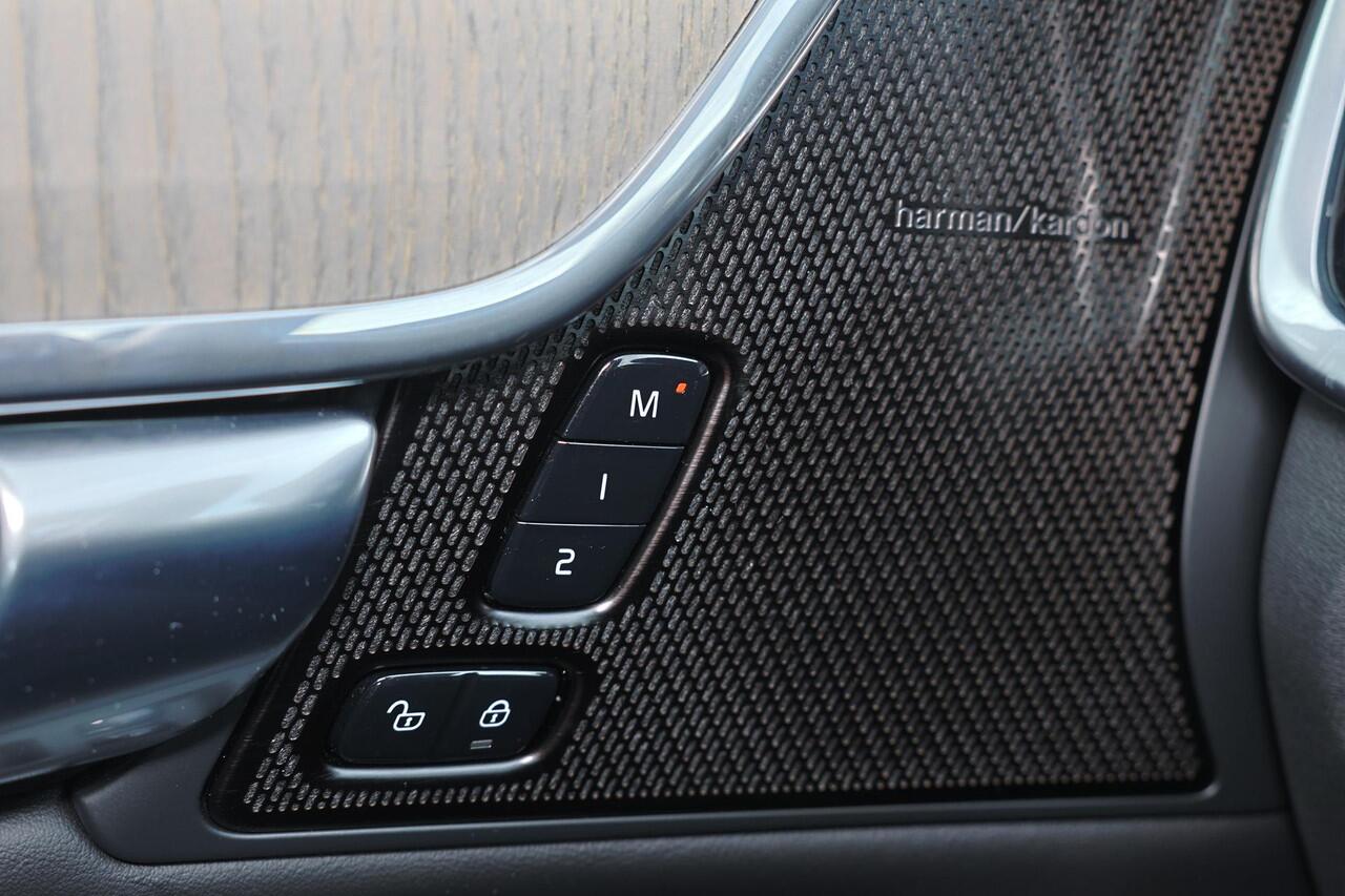 Volvo V90 T8 Recharge AWD Ultra Dark - Panorama/schuifdak - IntelliSafe Assist & Surround - 360º Camera - Harman/Kardon audio - Adaptieve LED koplampen - Verwarmde voorstoelen, stuur & achterbank - Parkeersensoren voor & achter - Elektr. bedienb. voorstoelen met ge