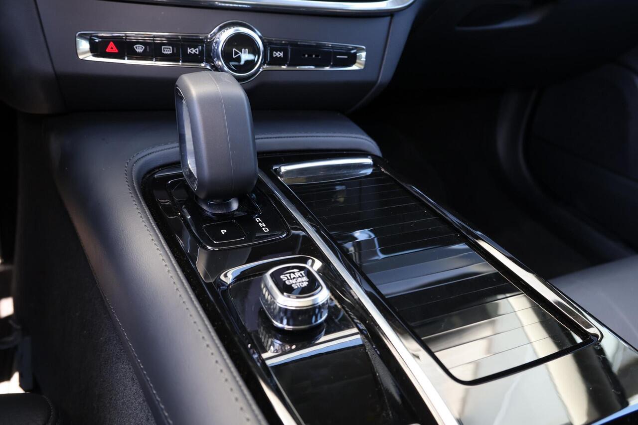 Volvo V90 T6 Recharge AWD Ultra Dark - Panorama/schuifdak - IntelliSafe Assist & Surround - 360º Camera - Adaptieve LED koplampen - Verwarmde voorstoelen, stuur & achterbank - Parkeersensoren voor & achter - Elektr. bedienb. voorstoelen met geheugen - Head up displ