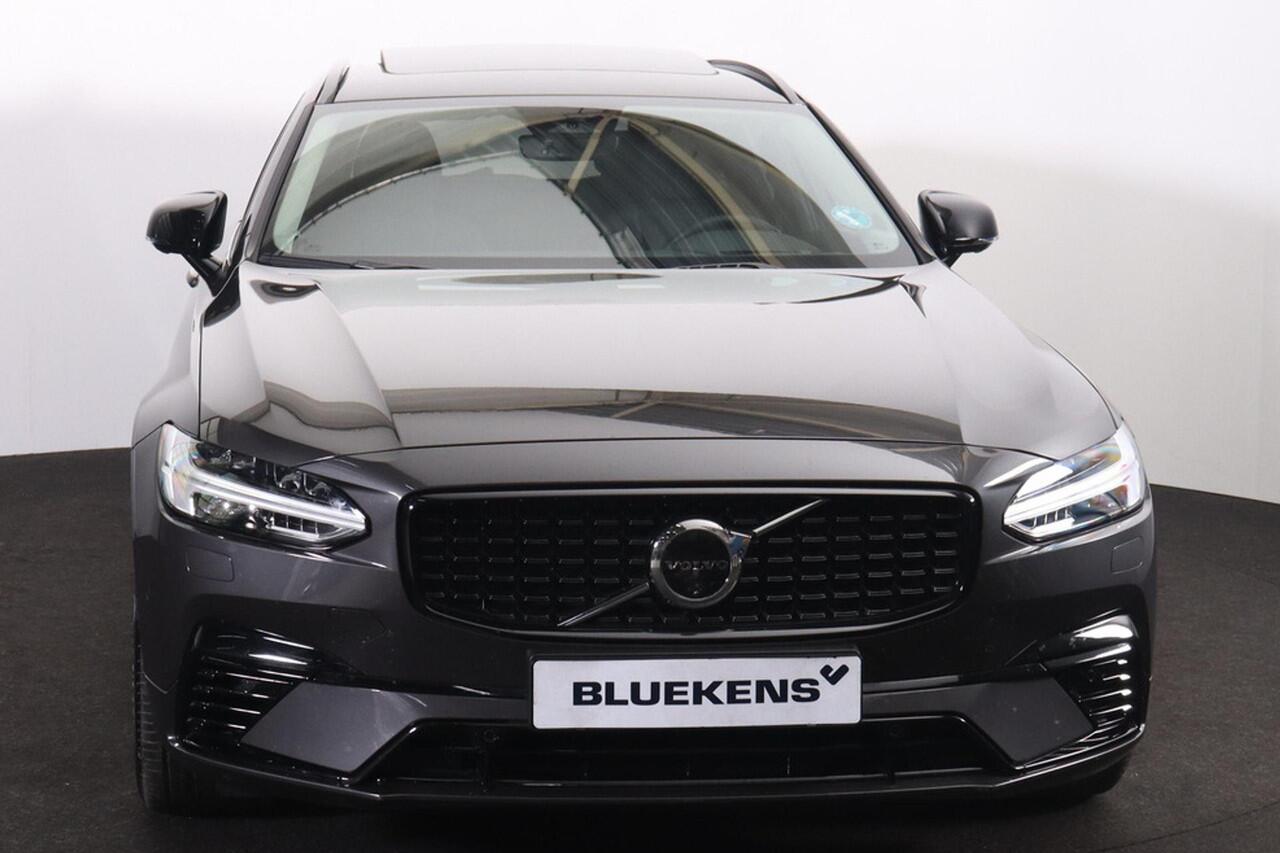 Volvo V90 T8 Recharge AWD Ultra Dark - Luchtvering - Panorama/schuifdak - IntelliSafe Assist & Surround - 360º Camera - Harman/Kardon audio - Adaptieve LED koplampen - Verwarmde voorstoelen, stuur & achterbank - Parkeersensoren voor & achter - Elektr. bedienb. voor