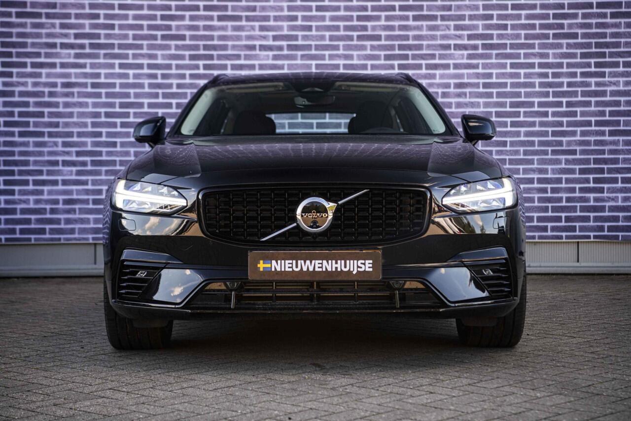 Volvo V90 2.0 T8 Plug-in hybrid AWD Ultra Dark | Trekhaak | Panoramadak | 360 Camera | Gelaagd Glas | Stoel en Stuurverwarming | Head Up Display | Leder Dashboard |