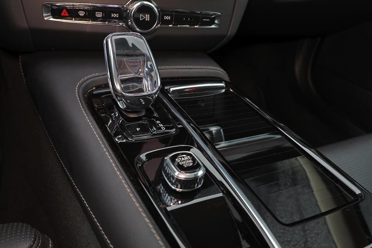 Volvo V90 T6 Recharge AWD Plus Dark - Luchtvering - Panorama/schuifdak - IntelliSafe Assist & Surround - Harman/Kardon audio - Parkeercamera achter - Verwarmde voorstoelen, stuur & achterbank - Parkeersensoren voor & achter - Elektr. bedienb. voorstoelen met geheug